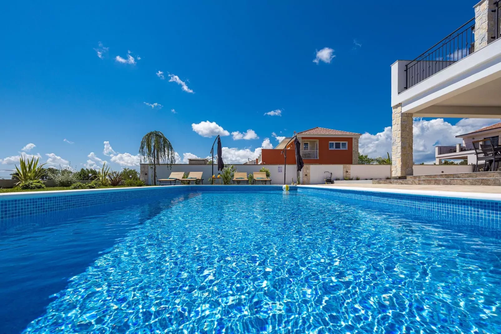 Enchanting Villa Bianca North with Pool and Jacuzz-Pool