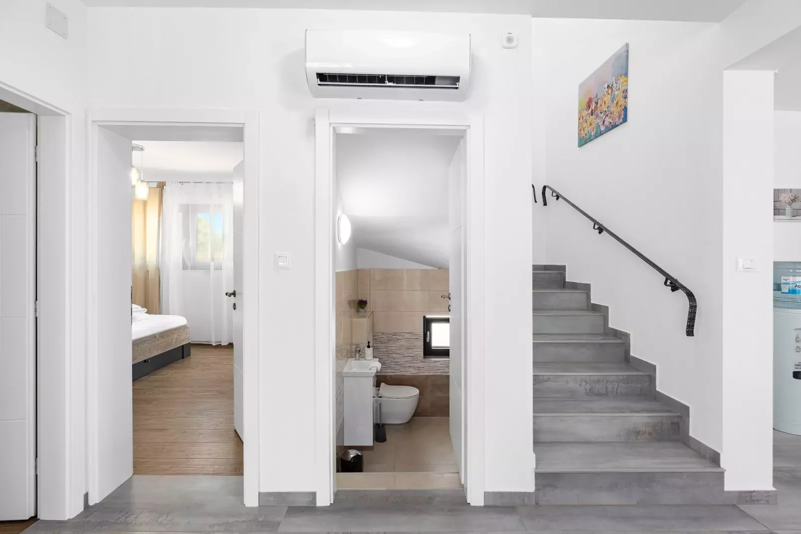 Enchanting Villa Bianca North with Pool and Jacuzz-Landing