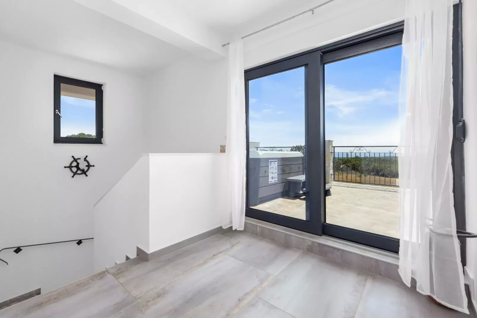 Enchanting Villa Bianca North with Pool and Jacuzz-Landing