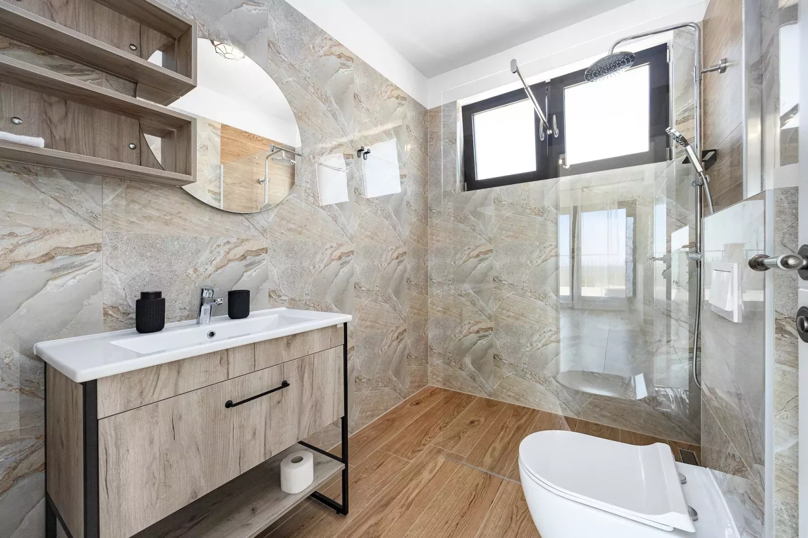 Enchanting Villa Bianca North with Pool and Jacuzz-Bathroom