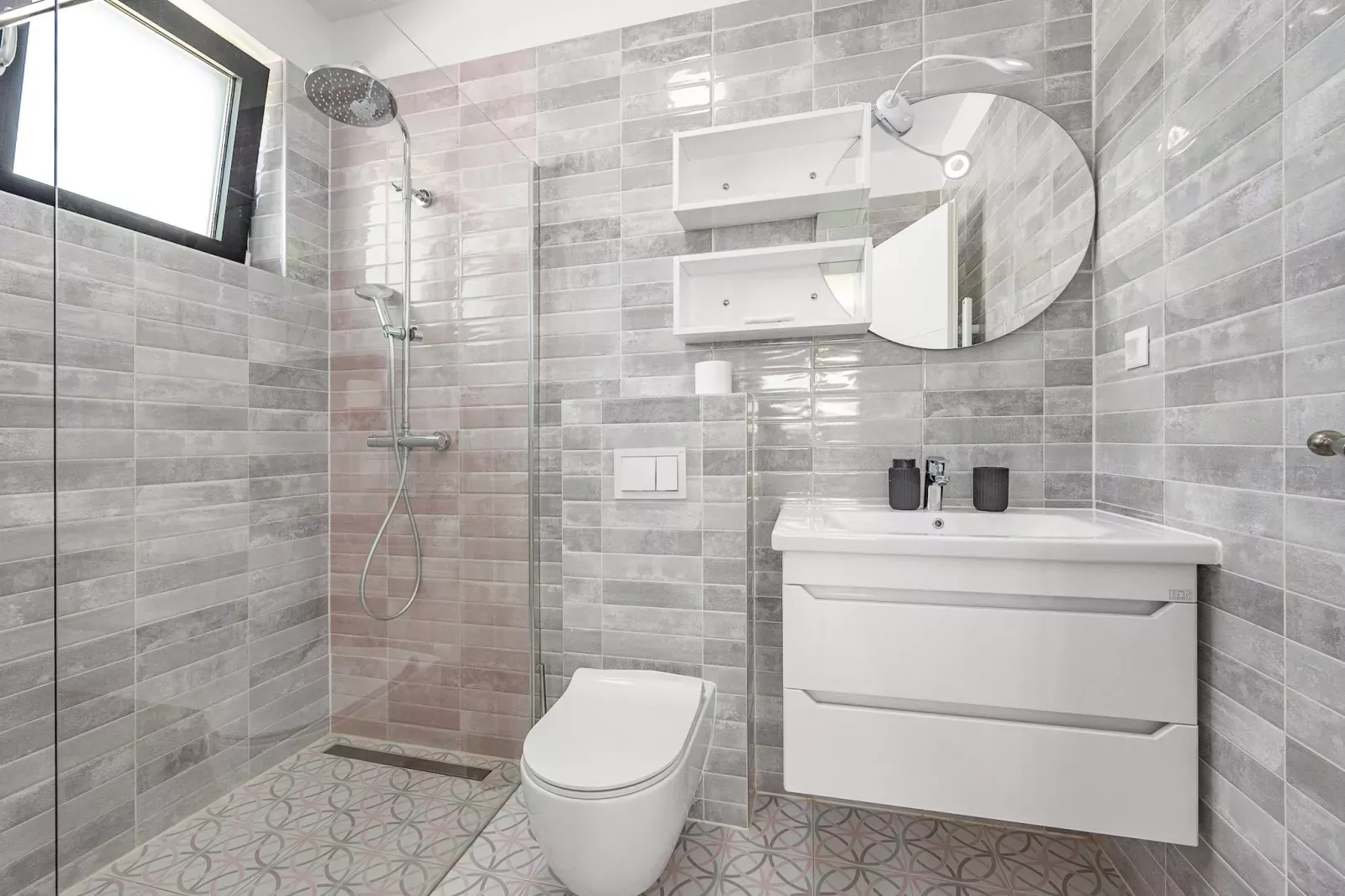 Enchanting Villa Bianca North with Pool and Jacuzz-Bathroom