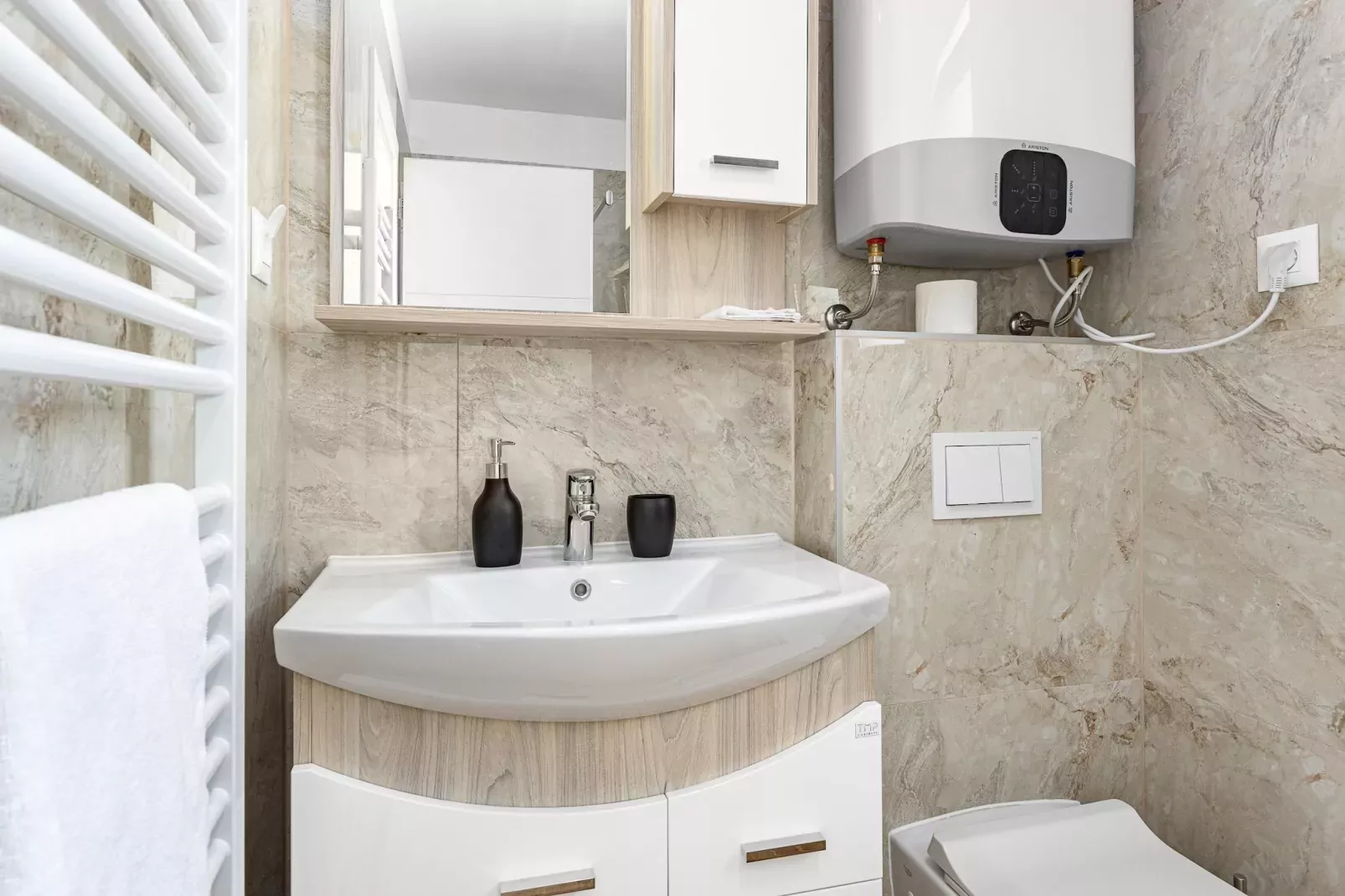 Enchanting Villa Bianca North with Pool and Jacuzz-Bathroom