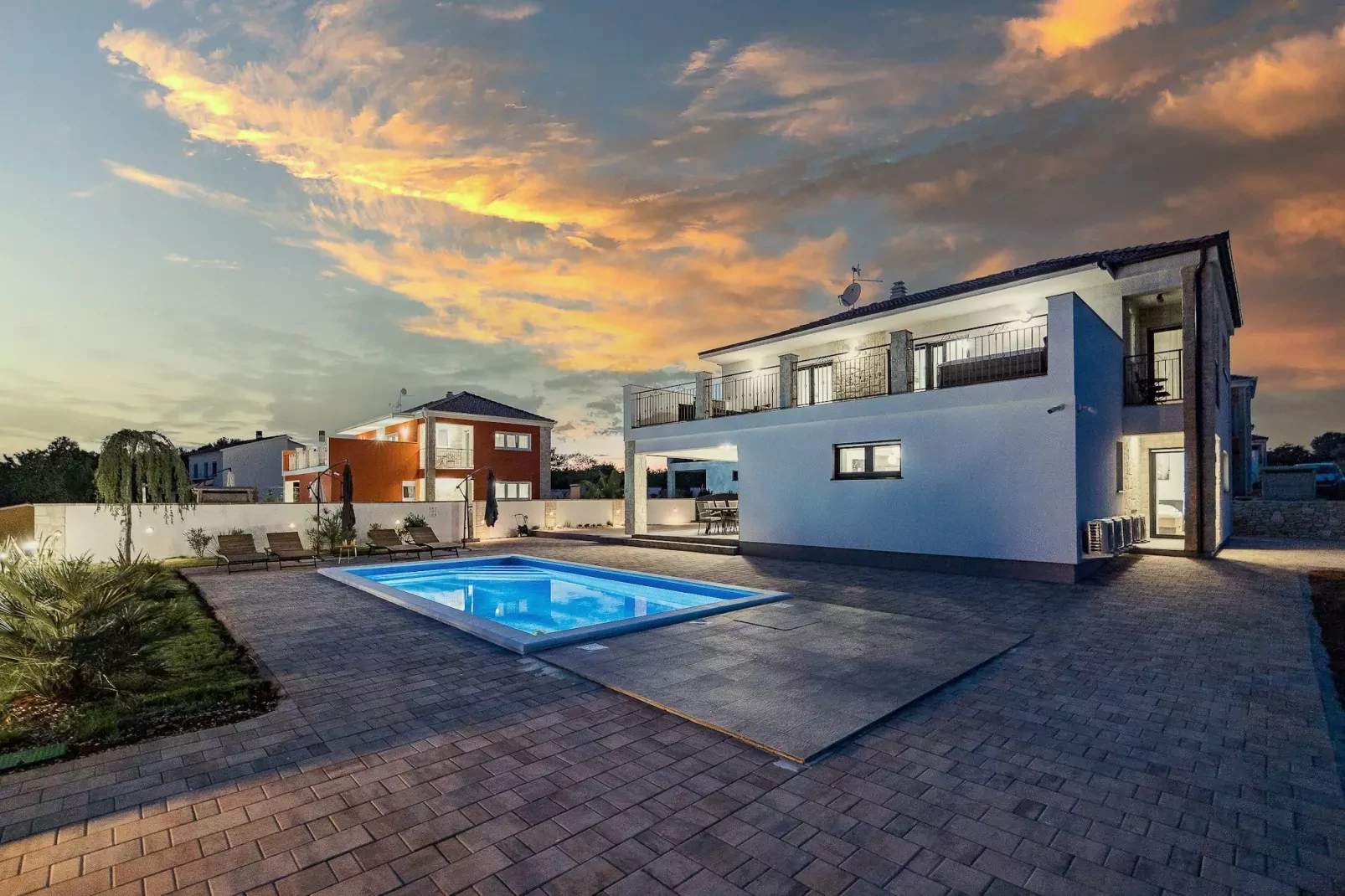 Enchanting Villa Bianca North with Pool and Jacuzz-Outdoor