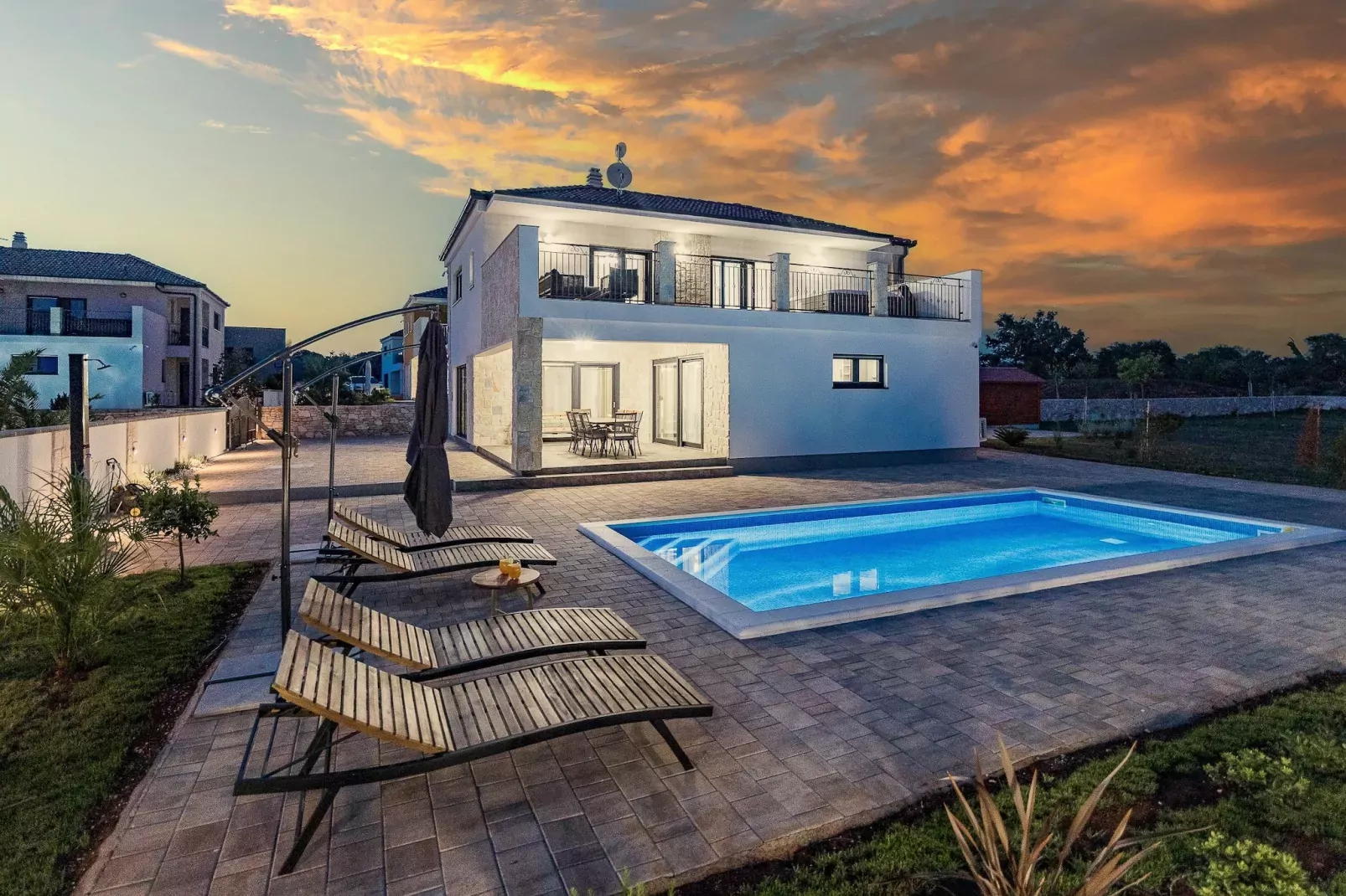 Enchanting Villa Bianca North with Pool and Jacuzz-Outdoor