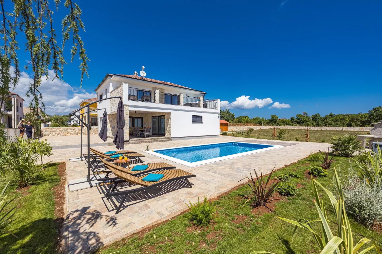 Enchanting Villa Bianca North with Pool and Jacuzz-Outdoor