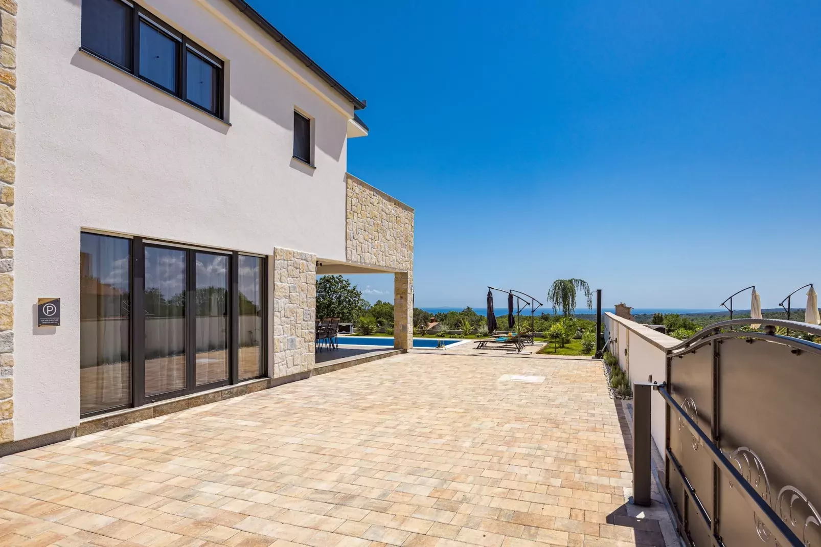 Enchanting Villa Bianca North with Pool and Jacuzz-Outdoor