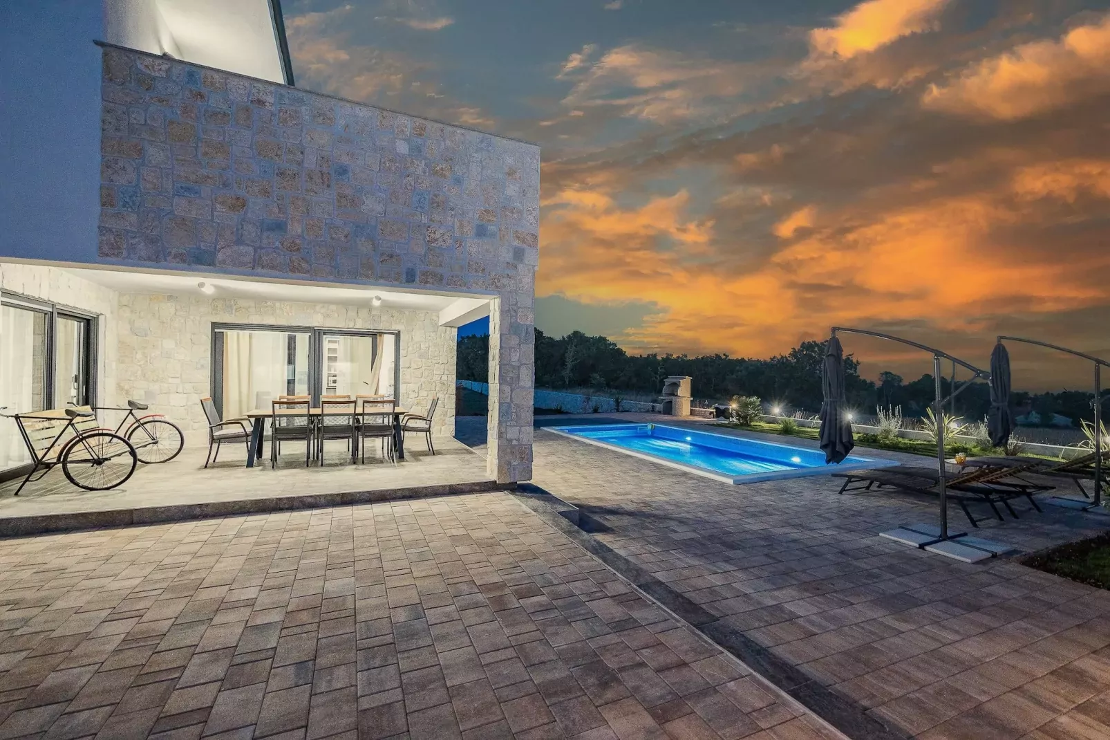 Enchanting Villa Bianca North with Pool and Jacuzz-Outdoor