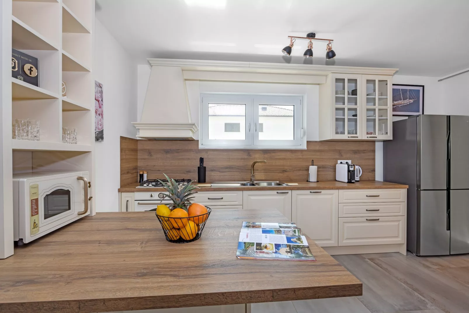 Enchanting Villa Magdalena East with Pool and Jacu - 10559306