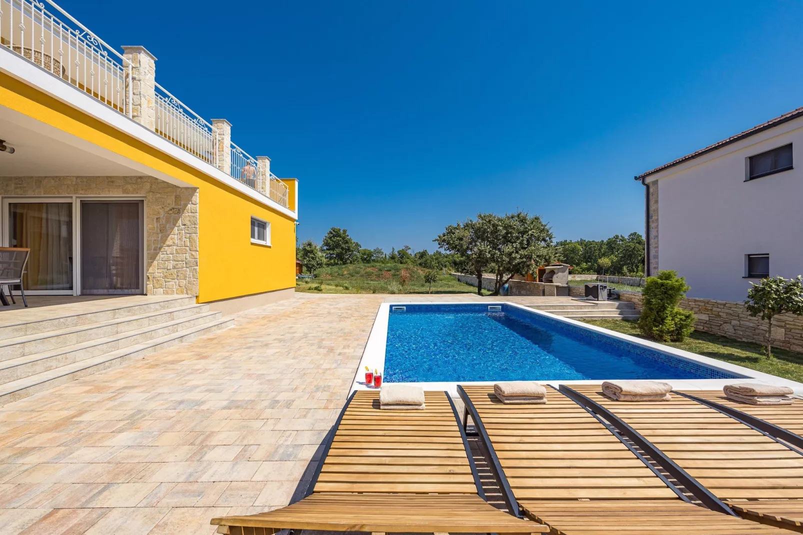 Enchanting Villa Magdalena East with Pool and Jacu - 10559309