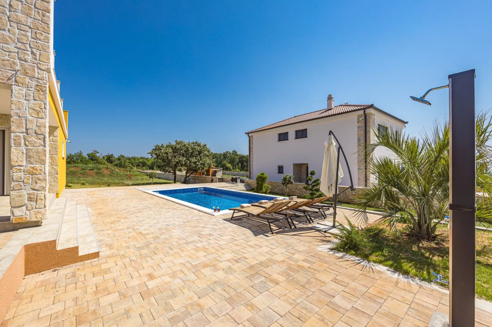 Enchanting Villa Magdalena East with Pool and Jacu - 10559311