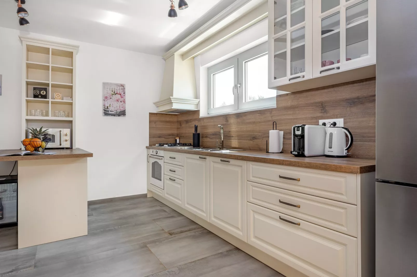 Enchanting Villa Magdalena East with Pool and Jacu - 10559314