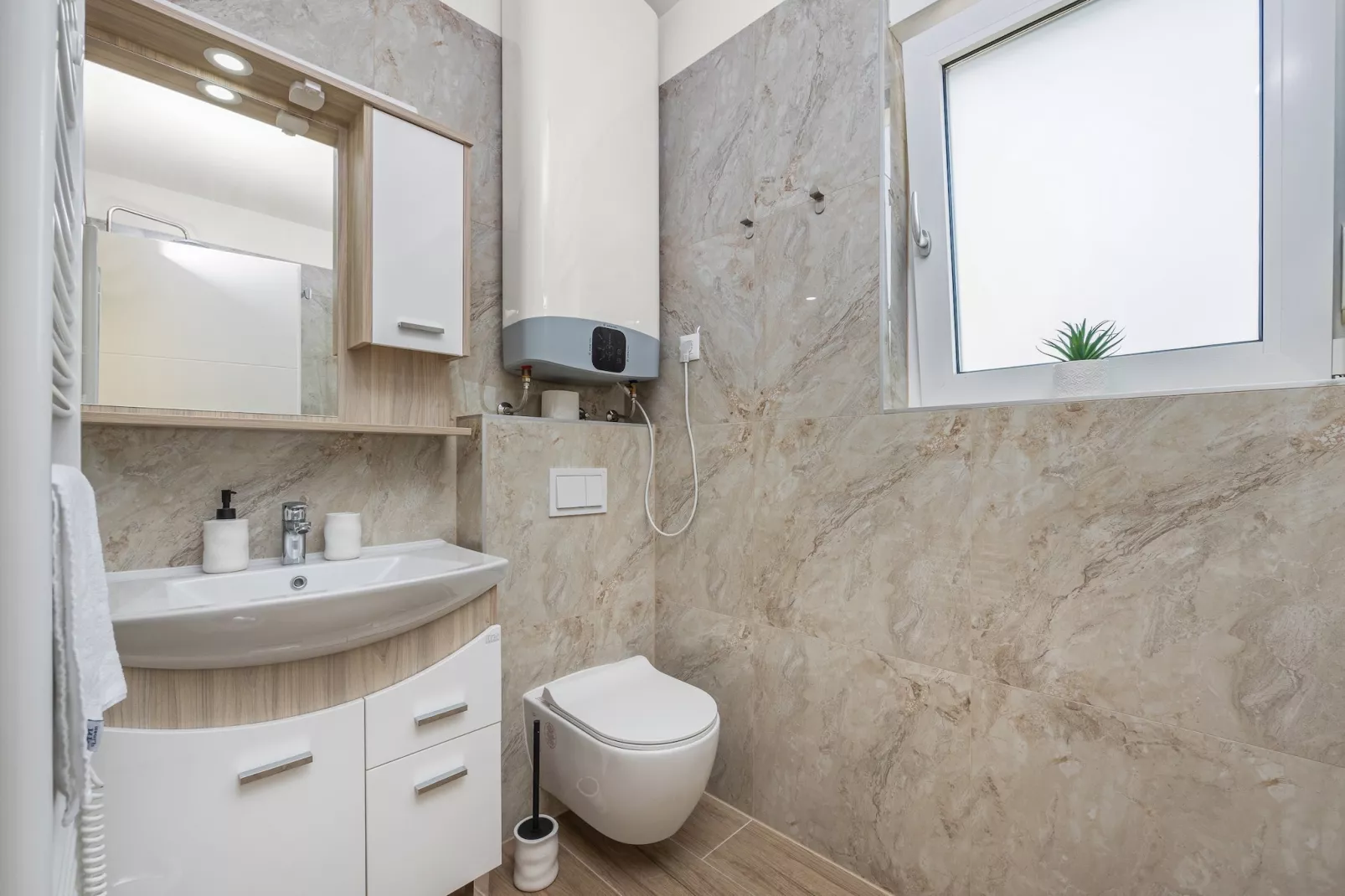 Enchanting Villa Magdalena East with Pool and Jacu - 10559327