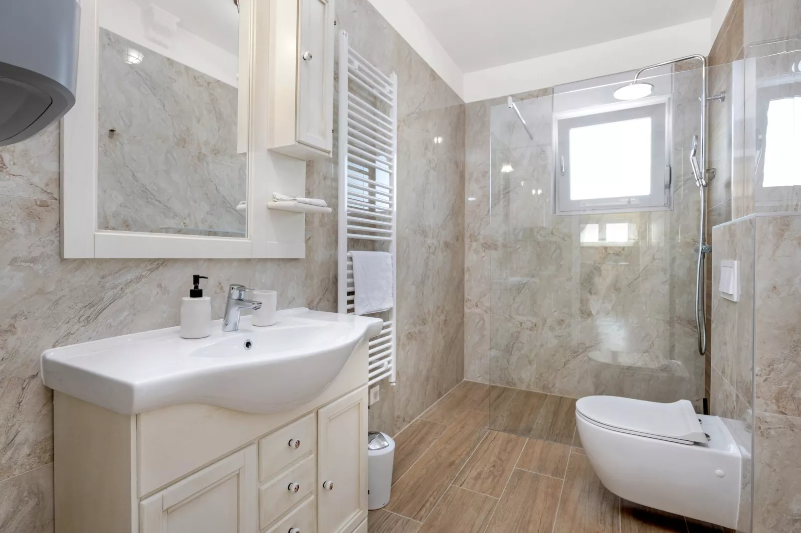 Enchanting Villa Magdalena East with Pool and Jacu - 10559328