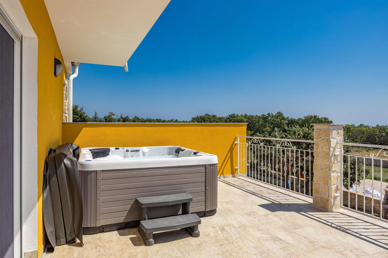 Enchanting Villa Magdalena East with Pool and Jacu - 10559332