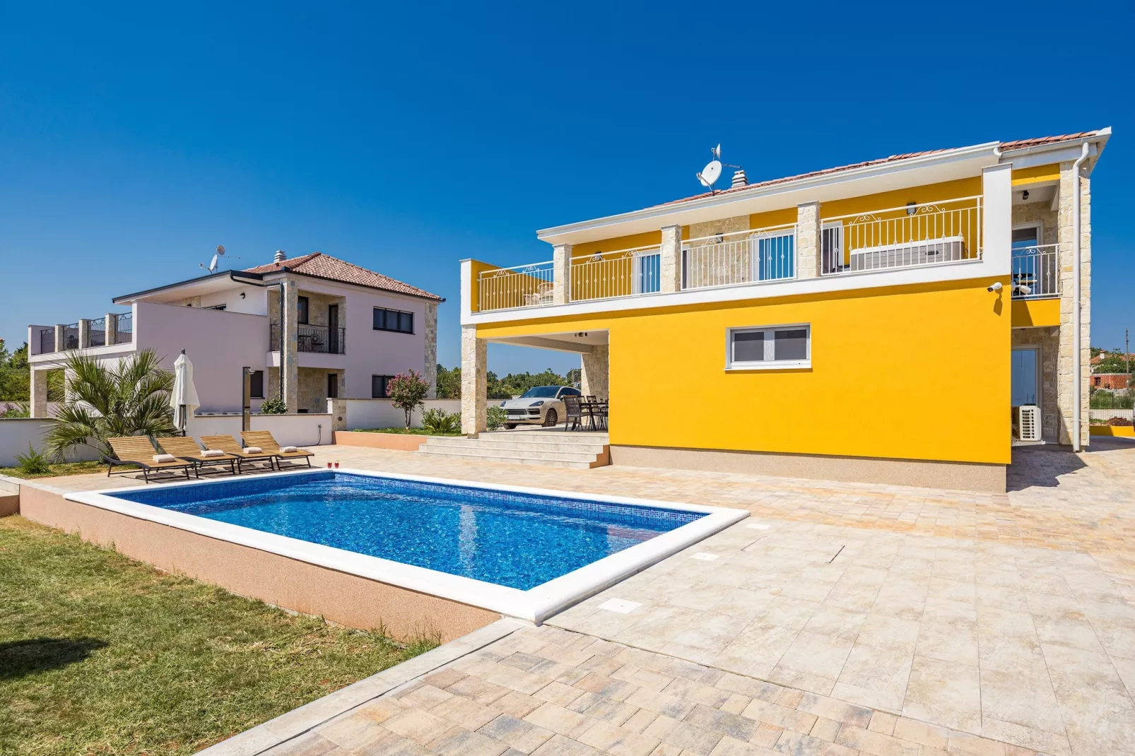 Enchanting Villa Magdalena East with Pool and Jacu - 10559336