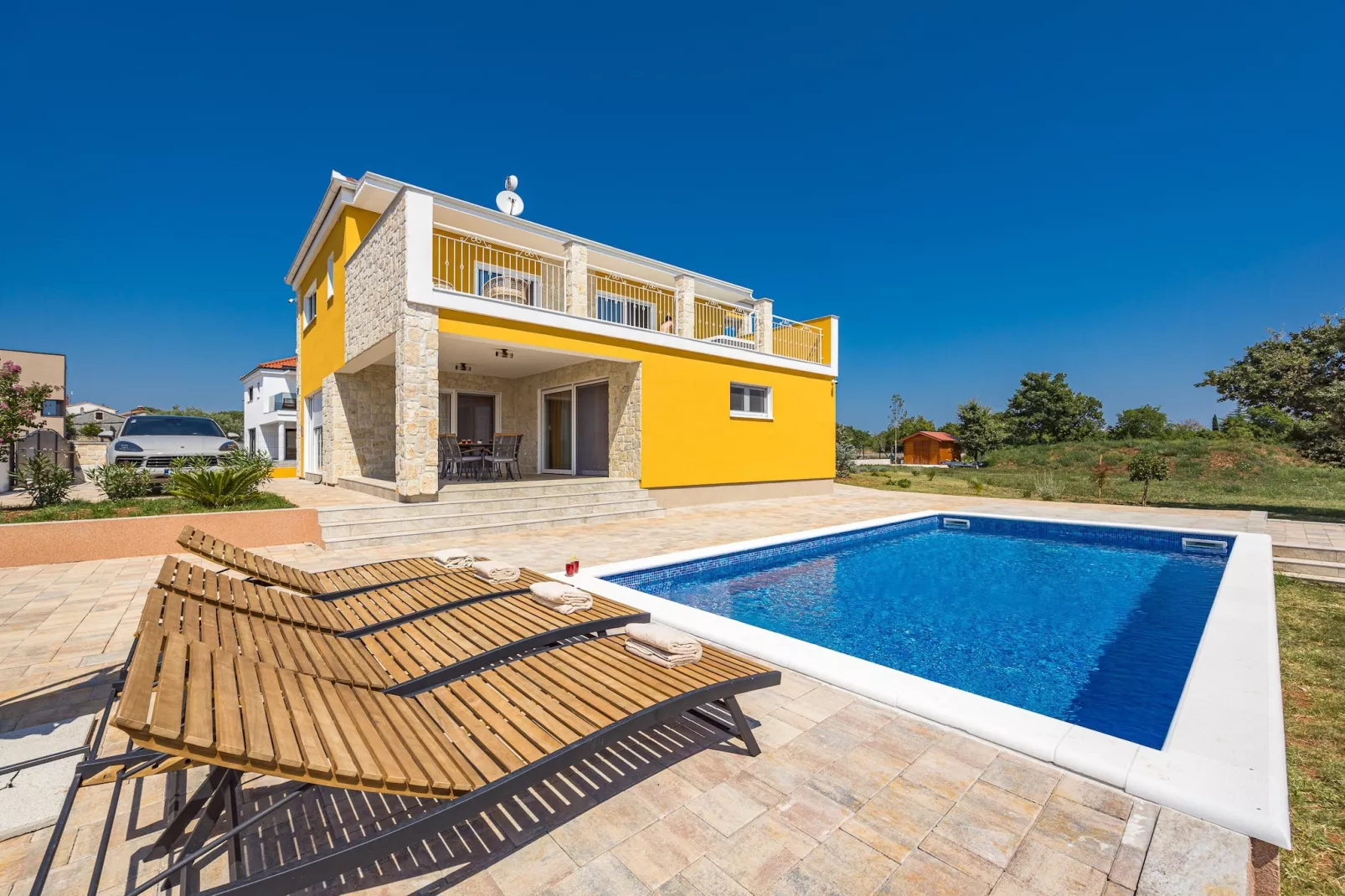 Enchanting Villa Magdalena East with Pool and Jacu - 10559337