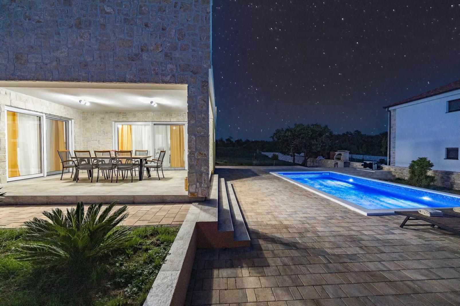 Enchanting Villa Magdalena East with Pool and Jacu - 10559341
