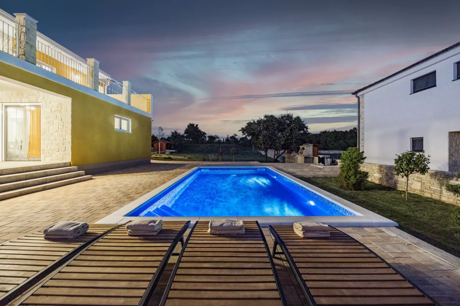 Enchanting Villa Magdalena East with Pool and Jacu - 10559342