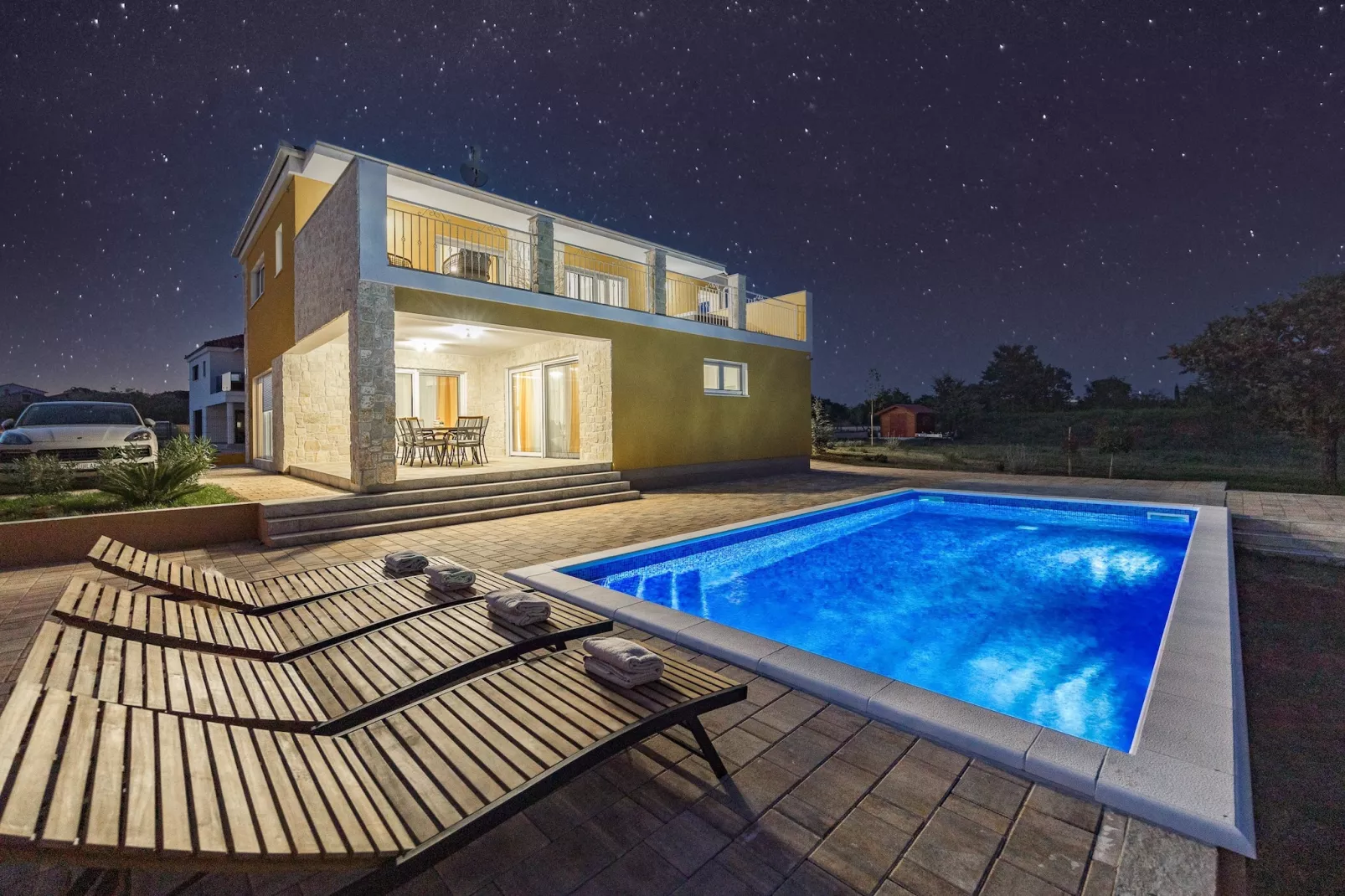 Enchanting Villa Magdalena East with Pool and Jacu - 10559343