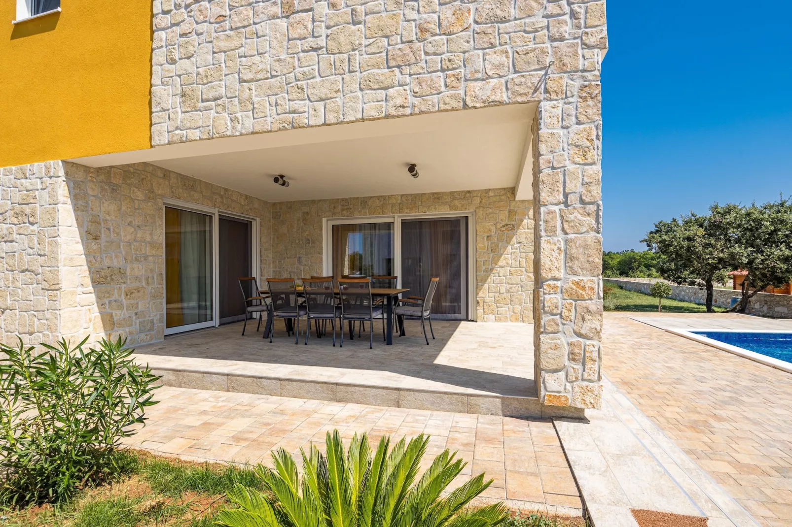 Enchanting Villa Magdalena East with Pool and Jacu - 10559346