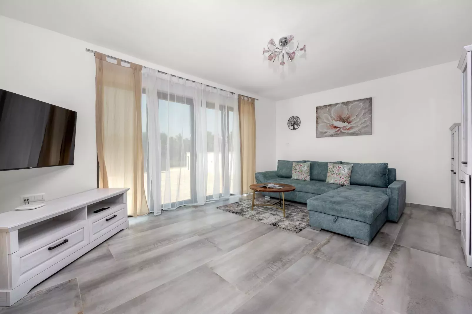 Enchanting Villa Magnolia West with Pool and Jacuz-Living room