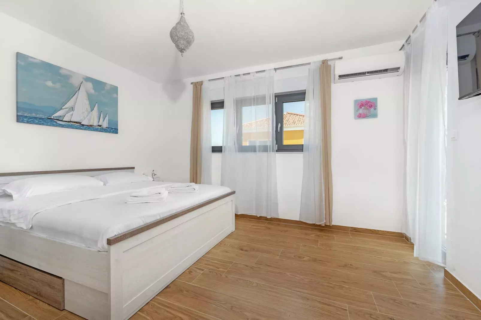Enchanting Villa Magnolia West with Pool and Jacuz-Bedroom
