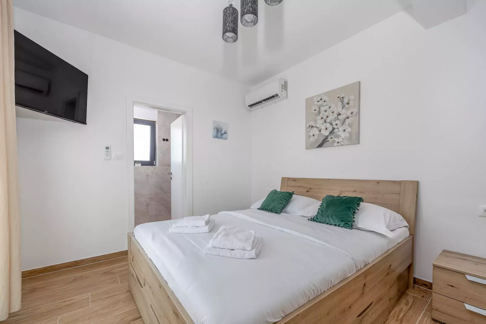 Enchanting Villa Magnolia West with Pool and Jacuz-Bedroom
