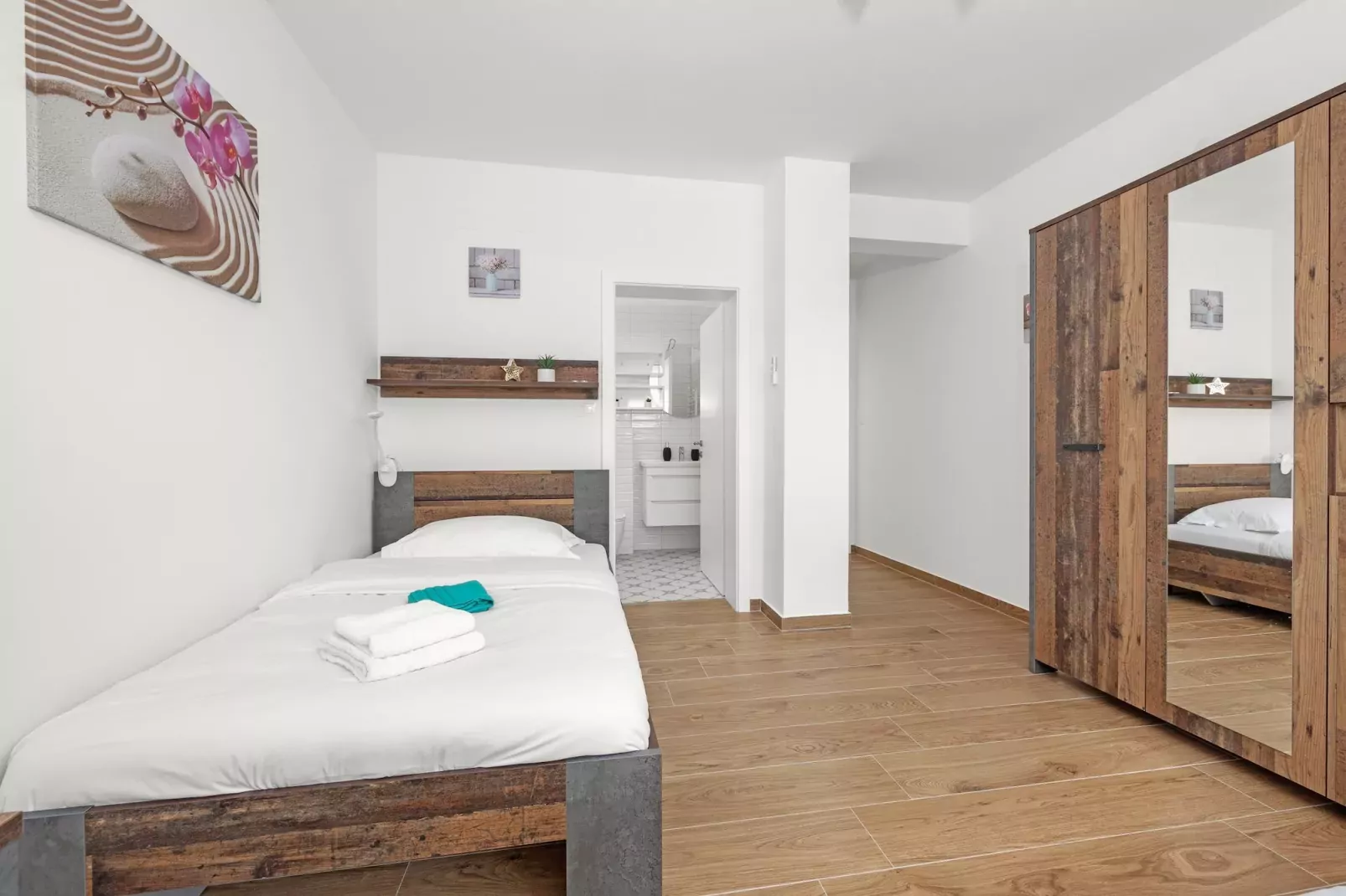 Enchanting Villa Magnolia West with Pool and Jacuz-Bedroom
