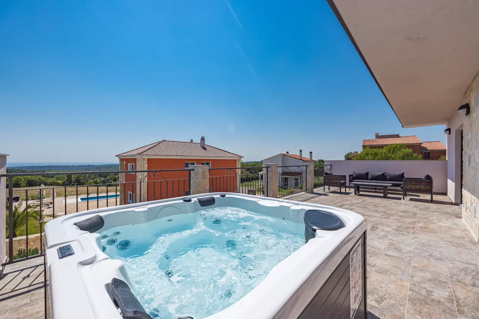 Enchanting Villa Magnolia West with Pool and Jacuz-Terrace balcony