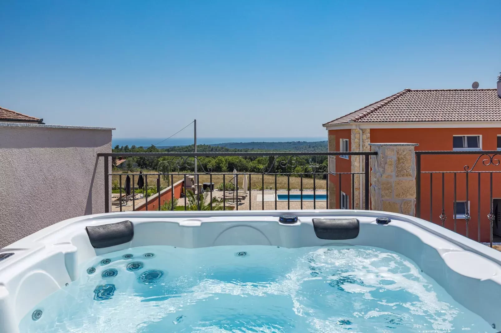 Enchanting Villa Magnolia West with Pool and Jacuz-Terrace balcony