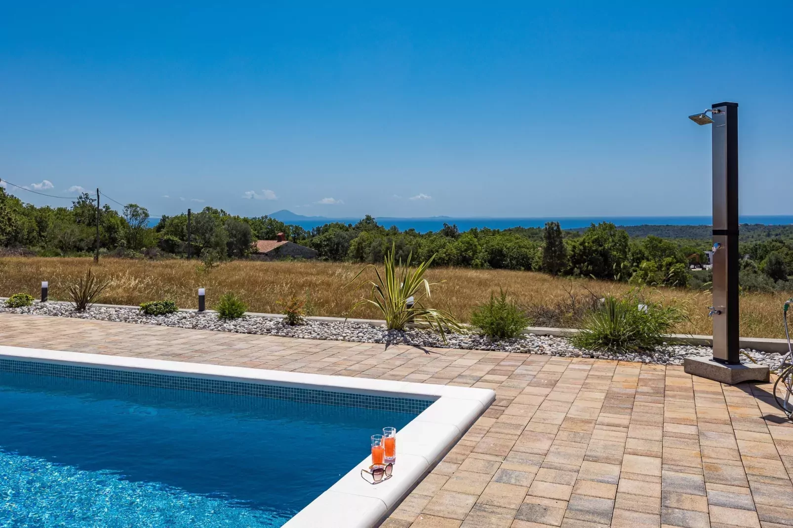 Enchanting Villa Rossa South with Pool and Jacuzzi-Pool