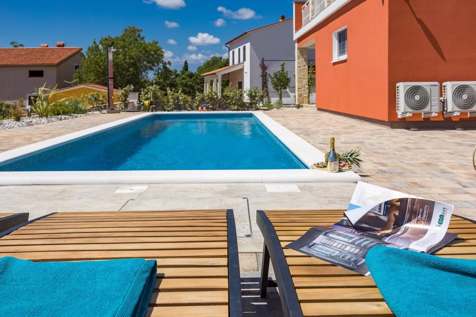 Enchanting Villa Rossa South with Pool and Jacuzzi-Pool