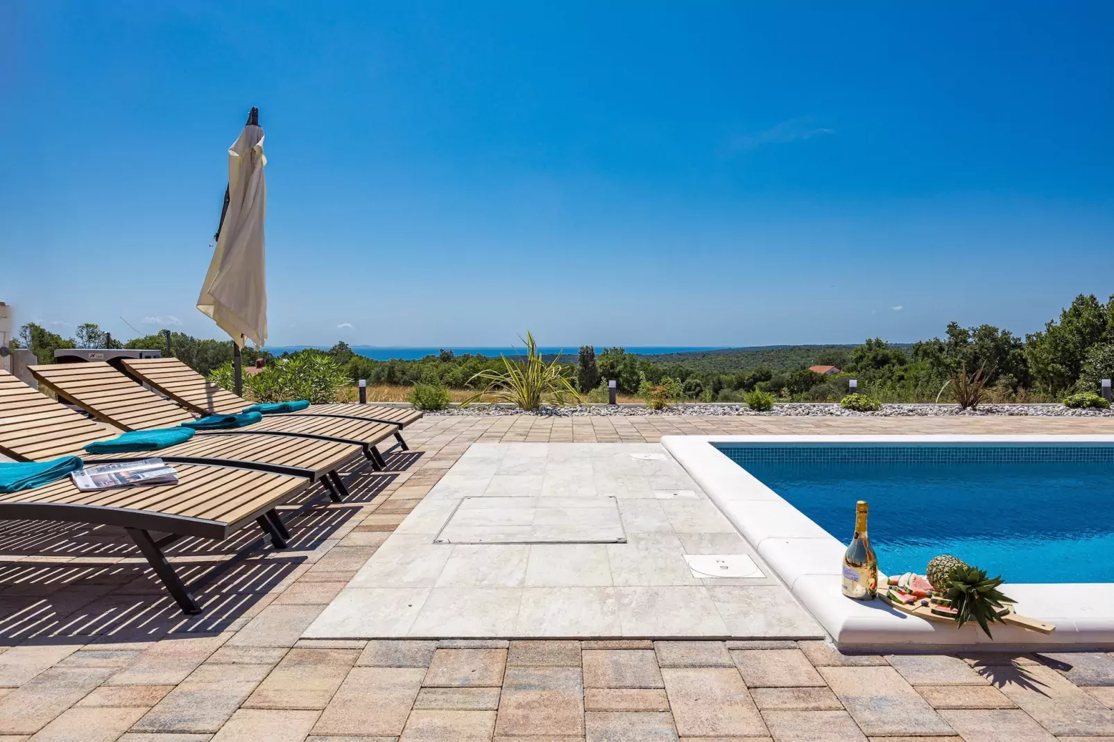 Enchanting Villa Rossa South with Pool and Jacuzzi-Pool