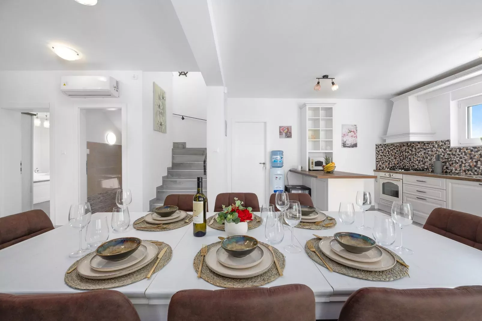 Enchanting Villa Rossa South with Pool and Jacuzzi-Dining room