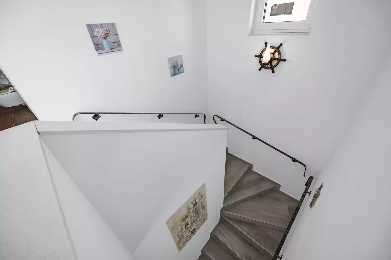 Enchanting Villa Rossa South with Pool and Jacuzzi-Landing