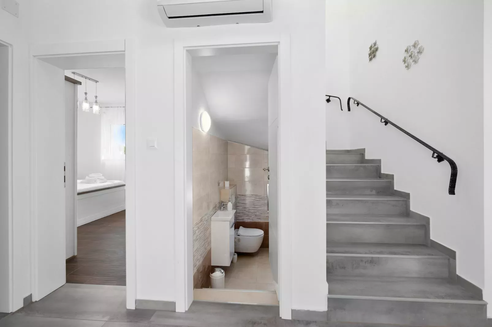 Enchanting Villa Rossa South with Pool and Jacuzzi-Landing