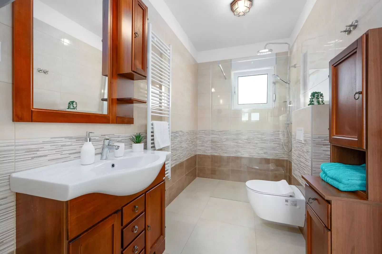 Enchanting Villa Rossa South with Pool and Jacuzzi-Bathroom