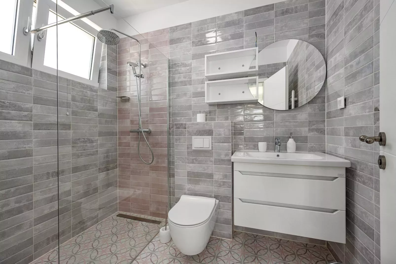 Enchanting Villa Rossa South with Pool and Jacuzzi-Bathroom