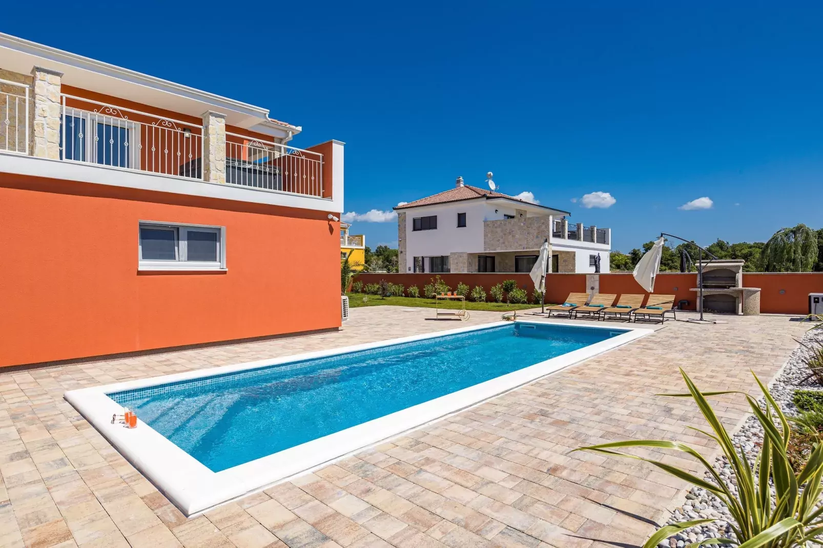 Enchanting Villa Rossa South with Pool and Jacuzzi-Outdoor