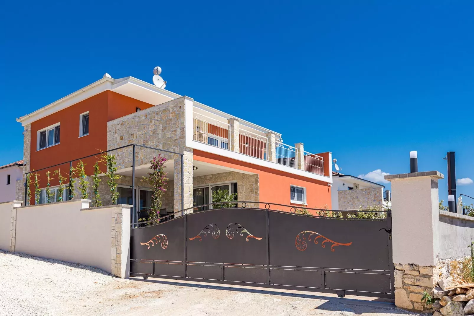 Enchanting Villa Rossa South with Pool and Jacuzzi-Outdoor