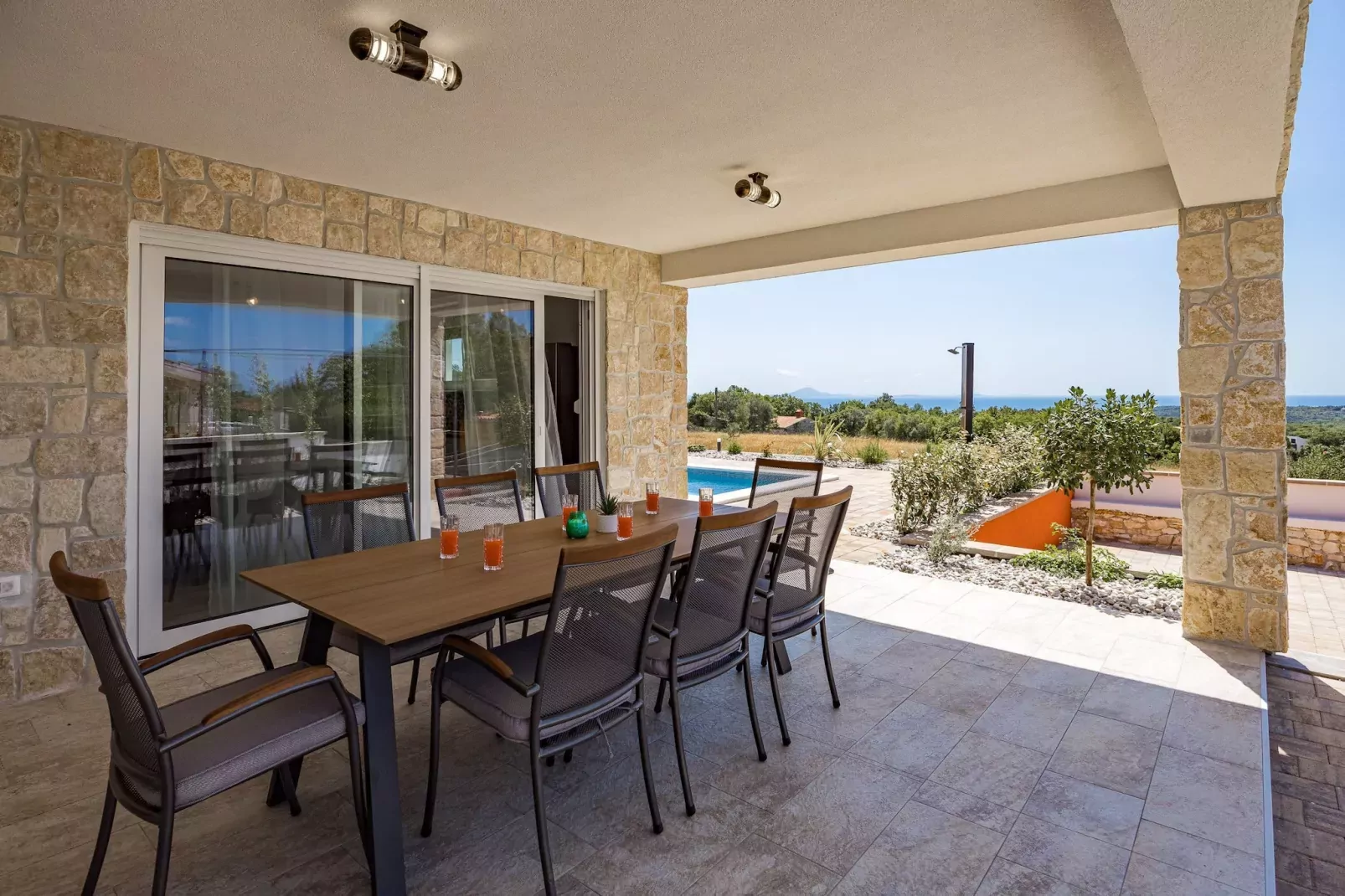 Enchanting Villa Rossa South with Pool and Jacuzzi-Terrace