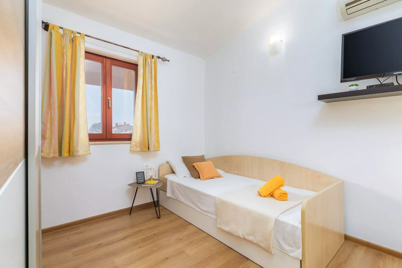 Holiday Home Dori with Big Garden-Bedroom
