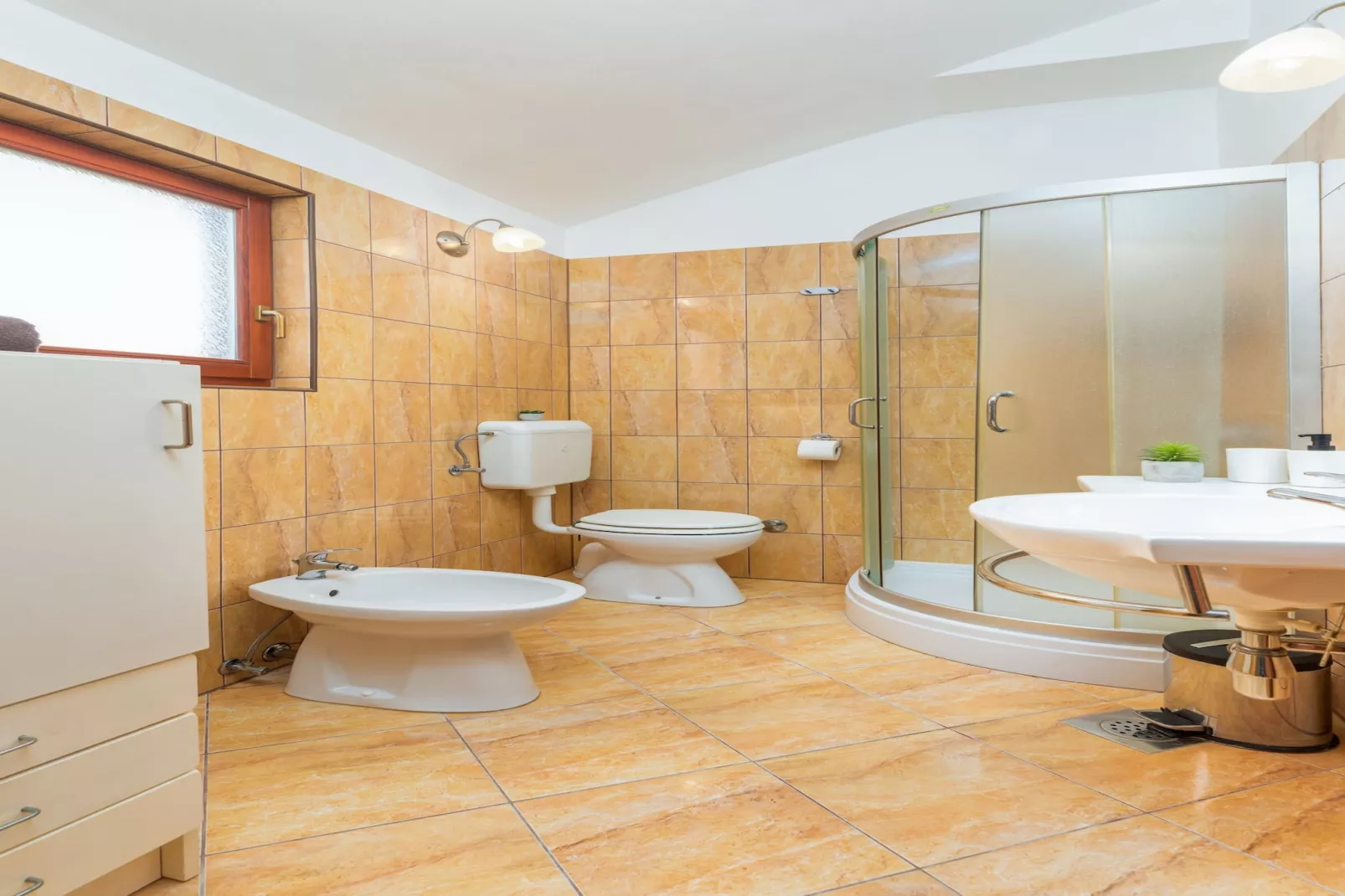 Holiday Home Dori with Big Garden-Bathroom