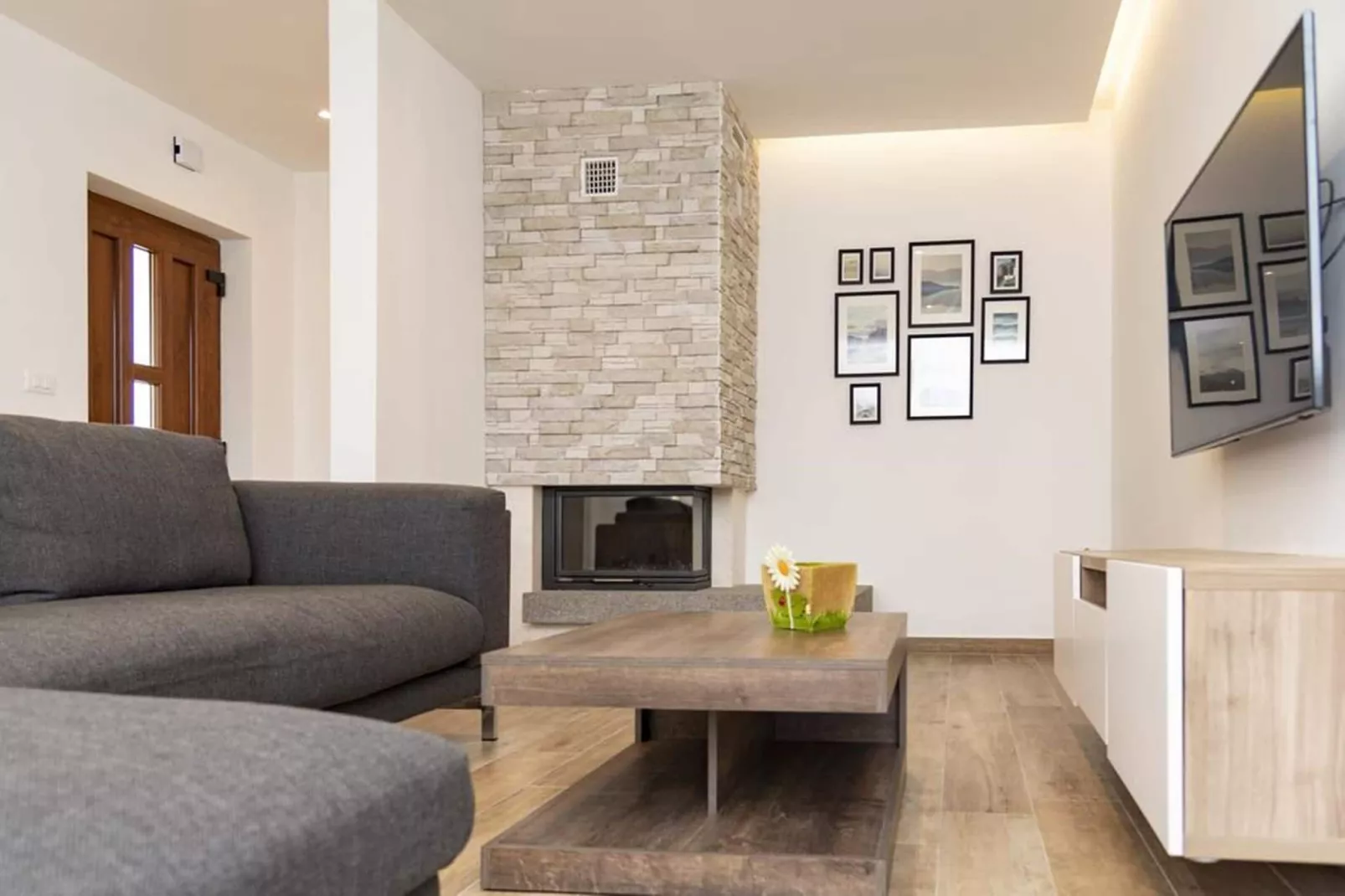 Apartment B - Flower Garden by M&A-Living room