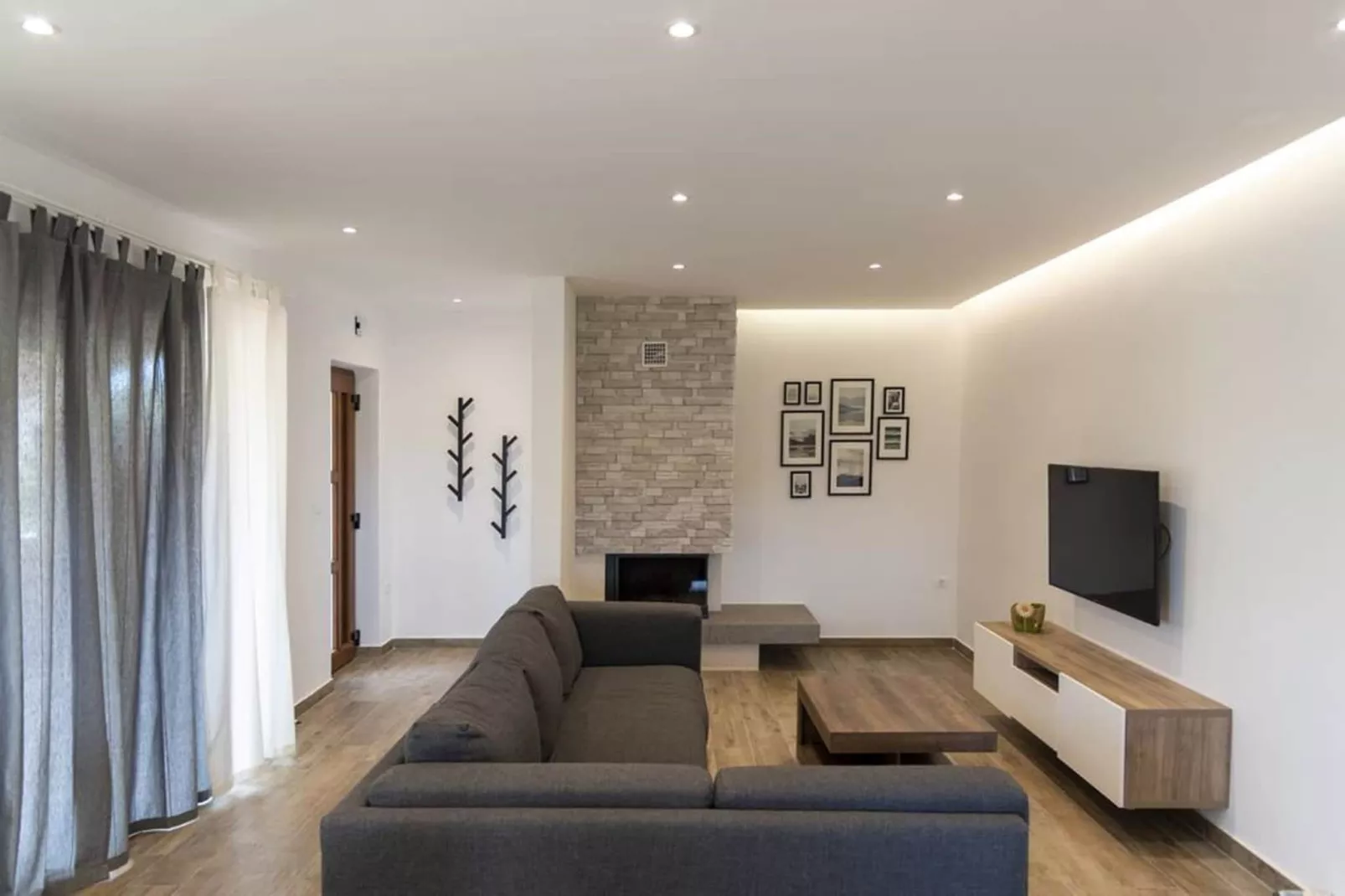 Apartment B - Flower Garden by M&A-Living room