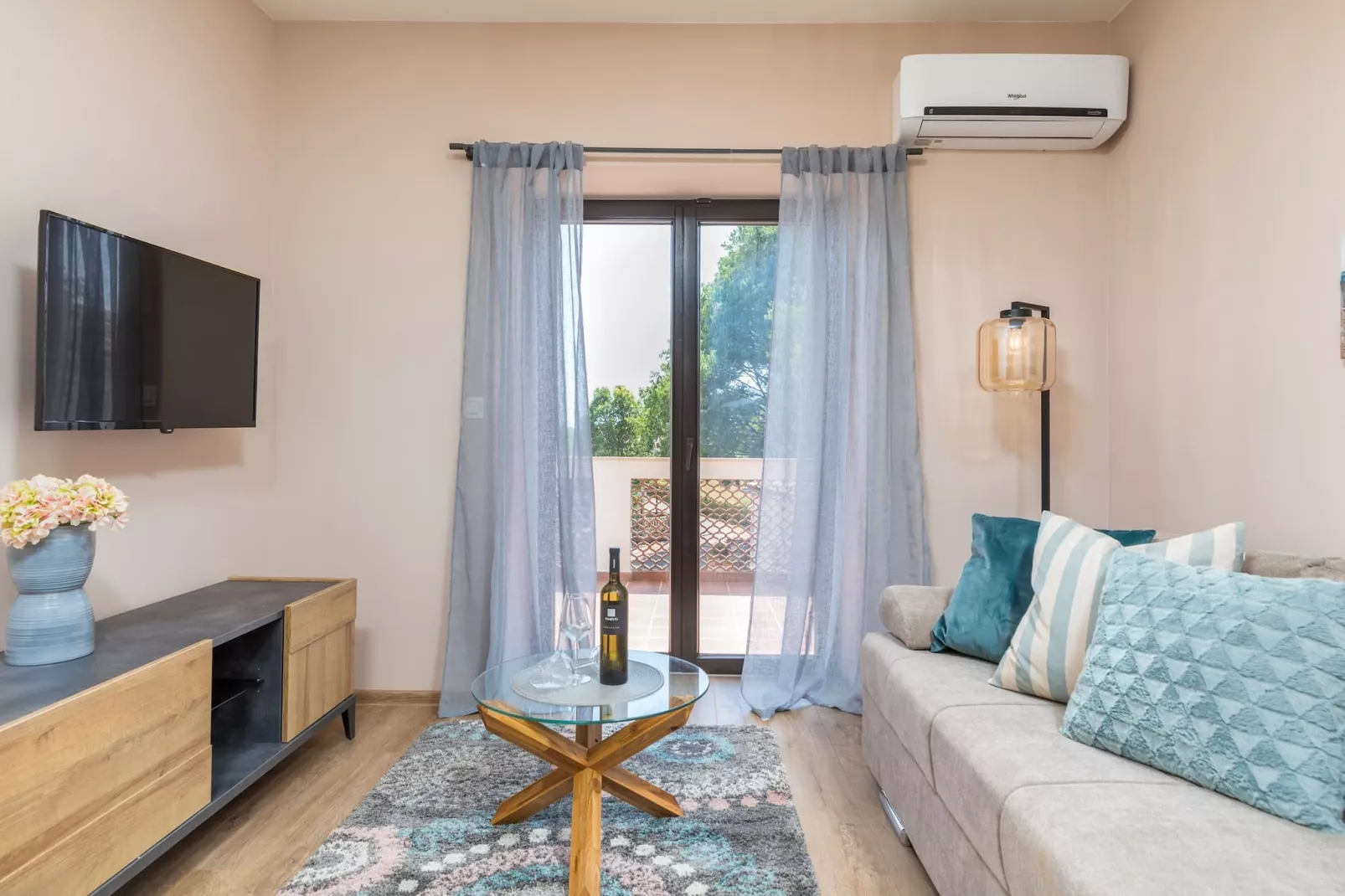 Marceta Apartment 1 - Pool and Big Garden-Wohnzimmer