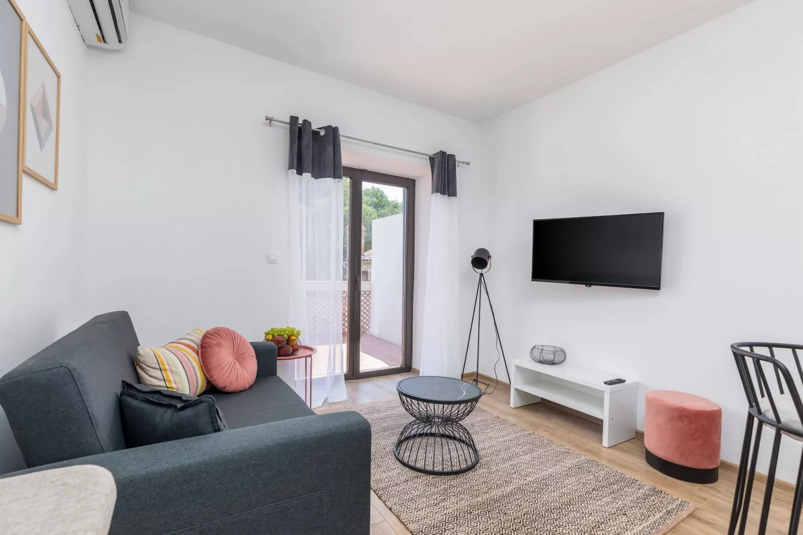 Lovely Apartment Marceta with Shared Pool (2)-Wohnzimmer