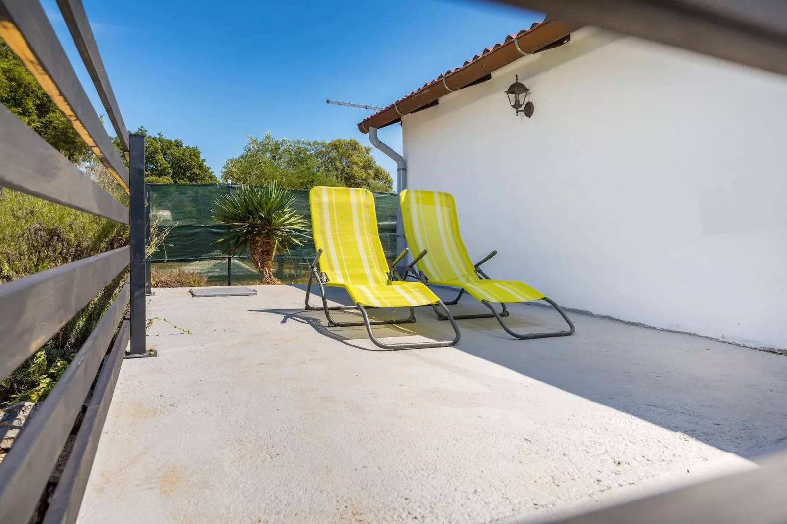 Eco Beach House Corinne-Gärten Sommer