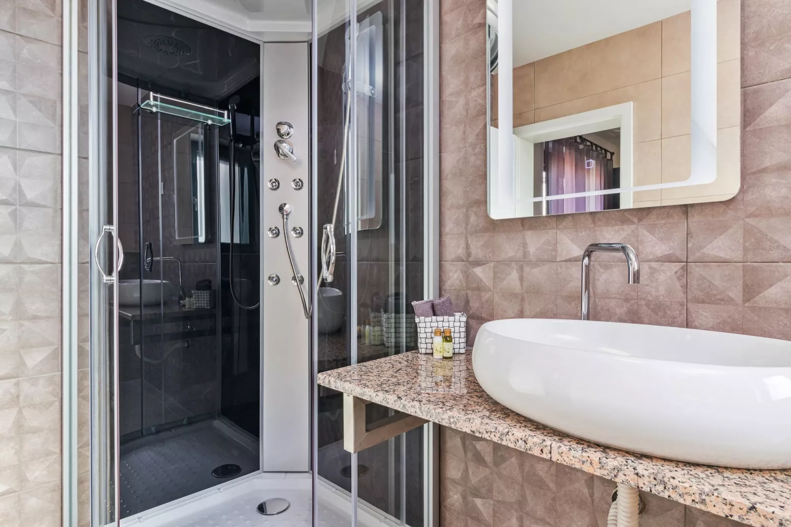 Beautiful Villa Nika with Pool-Bathroom