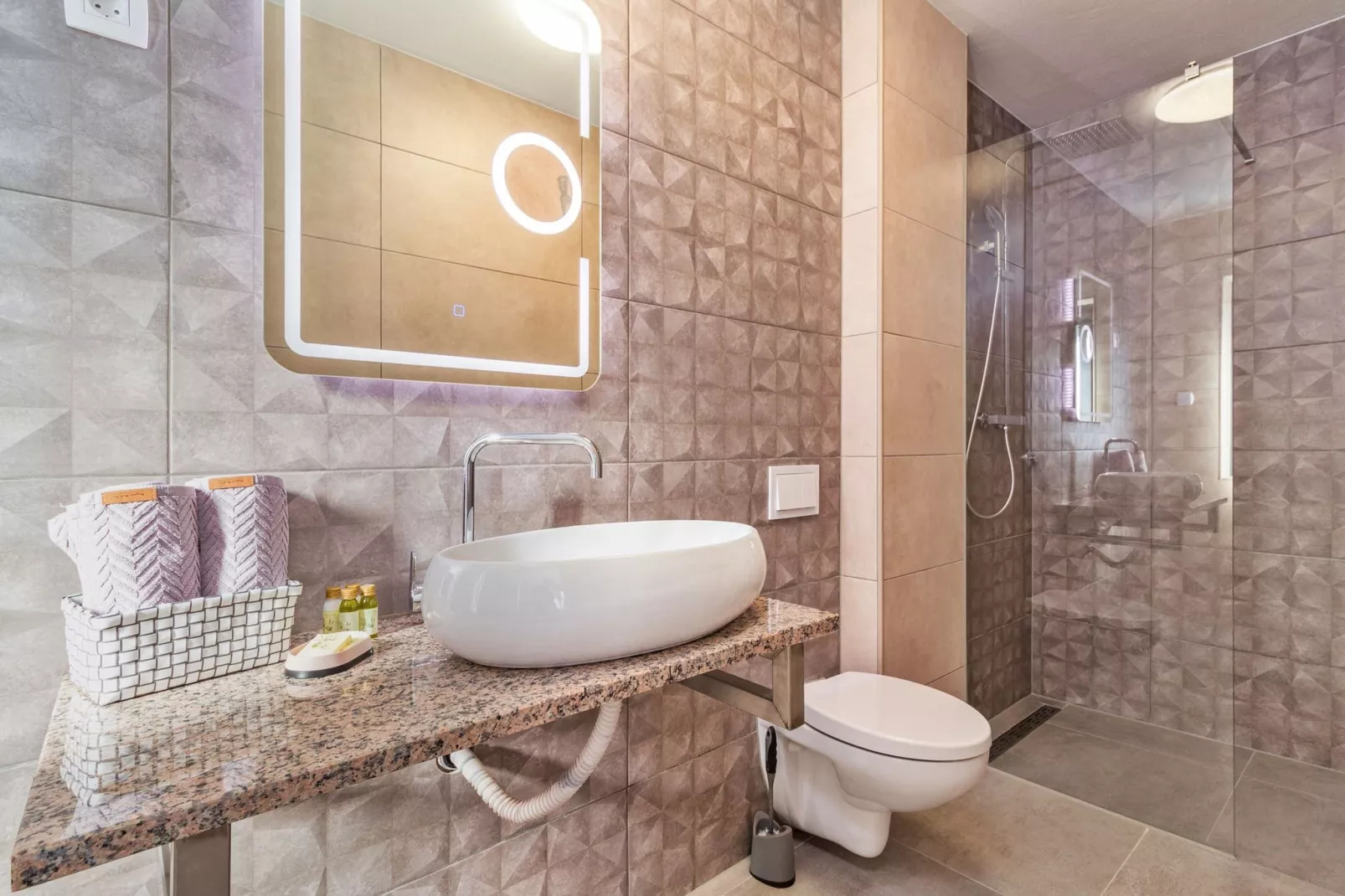 Beautiful Villa Nika with Pool-Bathroom